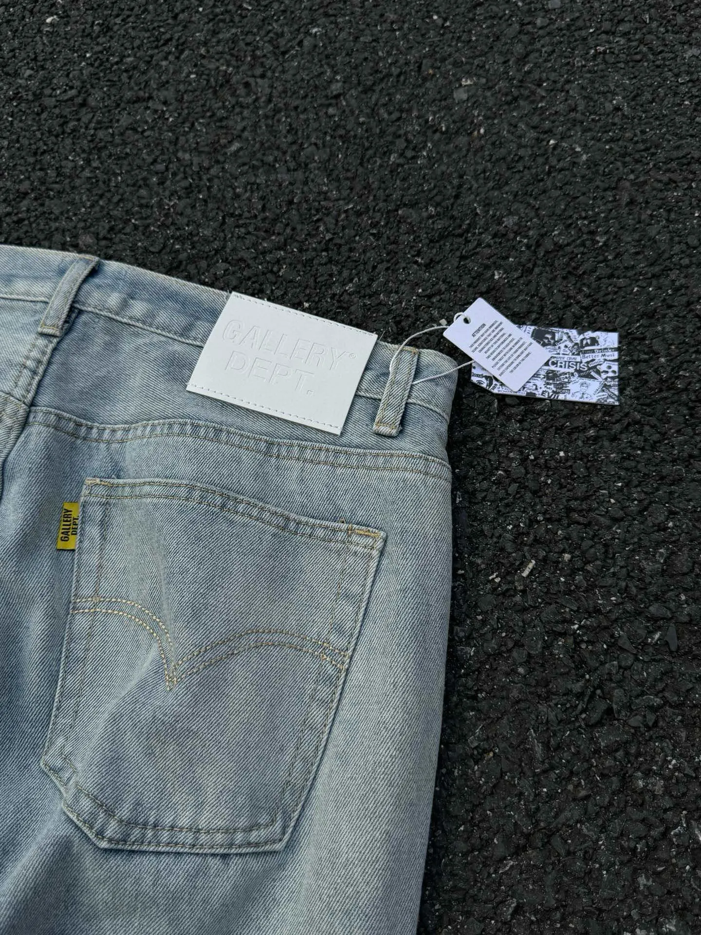 -Size upper body P240#G66 GALLERY DEPT. Denim spliced ​​with all-over printed leather ripped bell-bottoms, washed and distressed jeans. GALLERY is attracted by these bell-bottoms. Whether it is a reset of Carhartt or Levis, they all create a strong brand style. Since these pants are modified from rare vintage, the production capacity is limited. Therefore, after many icons wore them, these pants were once hard to find. Later, perhaps due to the improvement of GD's business in the past two years and the expansion of production lines, the brand itself lowered the price, so I can't wait any longer for these pants this year and will definitely buy them. During the process of the denim washing plant, the owner of the washing plant helped introduce a boss who had worked for Levi's foundry and started his own business. This also paved the way for the following styles. Therefore, Levi's remodeled single product for the base plate is really familiar. Whether it is the fabrics supplied or the lathes used in production, there is nothing to choose from. -Color: blue -Size: S-XXL (corresponding to 28-36)